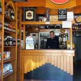 Ad accoglierci tra una marea di ordinate bottiglie di birra e vino � il 55enne proprietario Silvio Mancini (foto di Marianna Colasanto)